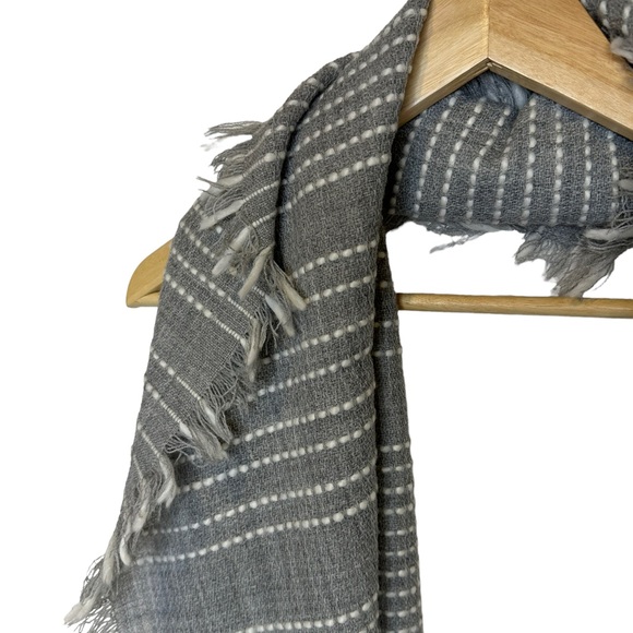 Gap Scarf Womens Fringe Soft wrap Knit Striped Gray White - Picture 3 of 7